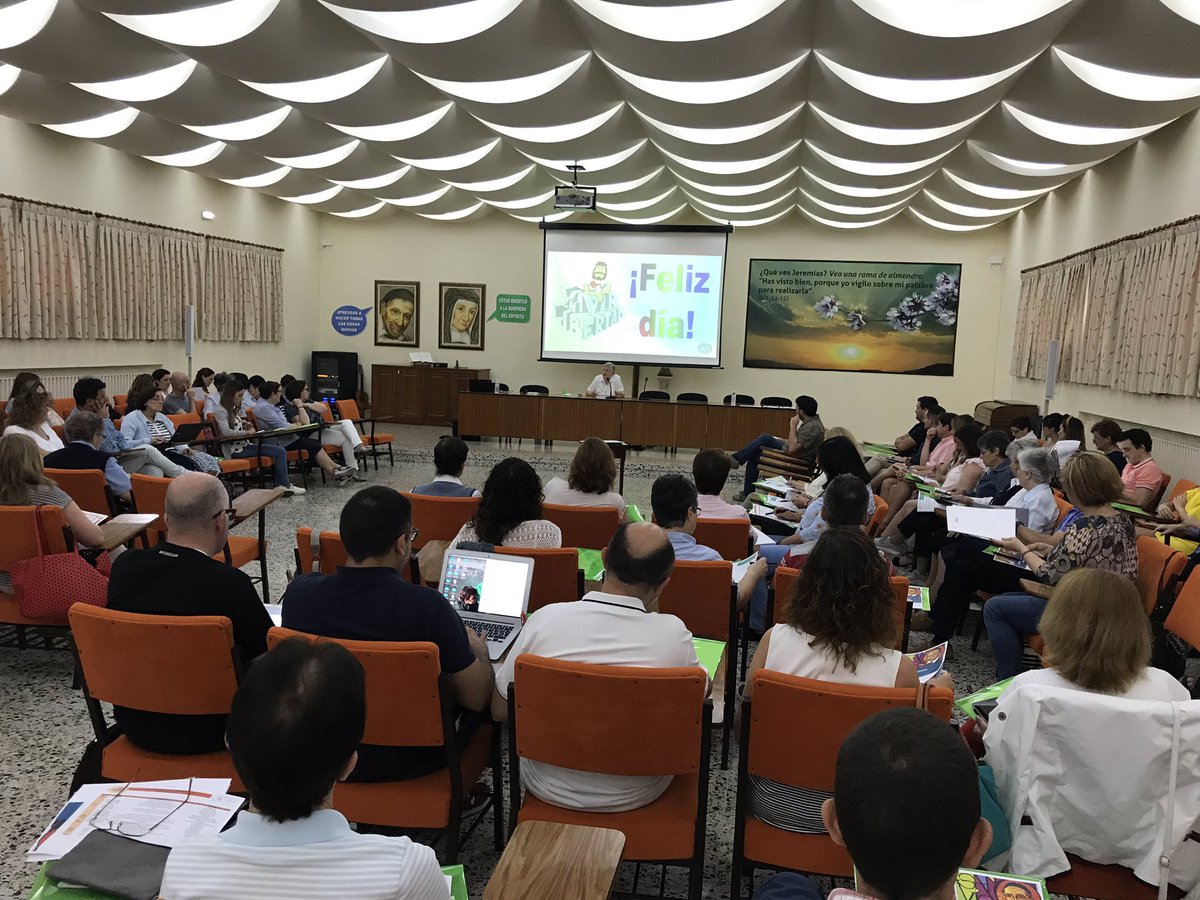 MartaV_B's tweet photo. Comenzamos encuentro de Equipos Directivos en León @etnorte @hcbegona 😊 https://t.co/QeEMfsmBos