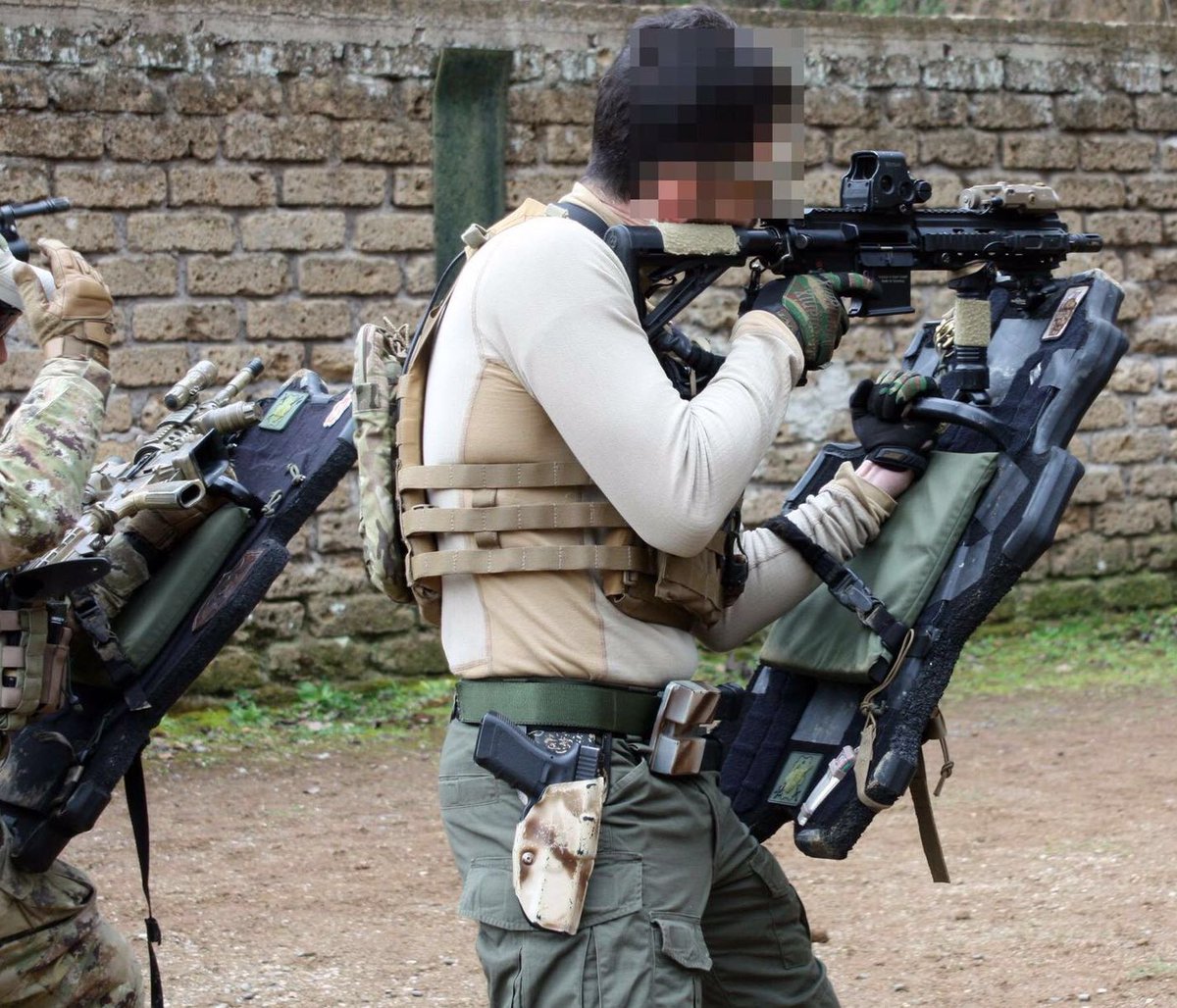 USH_Worldwide's tweet photo. USh - Shark with Long Rifle « Head »....
« Italia ».....
#universalshield #ballistic #ballisticshields #USH #SharkShield
#tacticalshield #Shieldtactics #shieldtraining #WeAreProudToSaveLife
@UniversalShield 👊🇨🇭 https://t.co/b7X06ESkGH