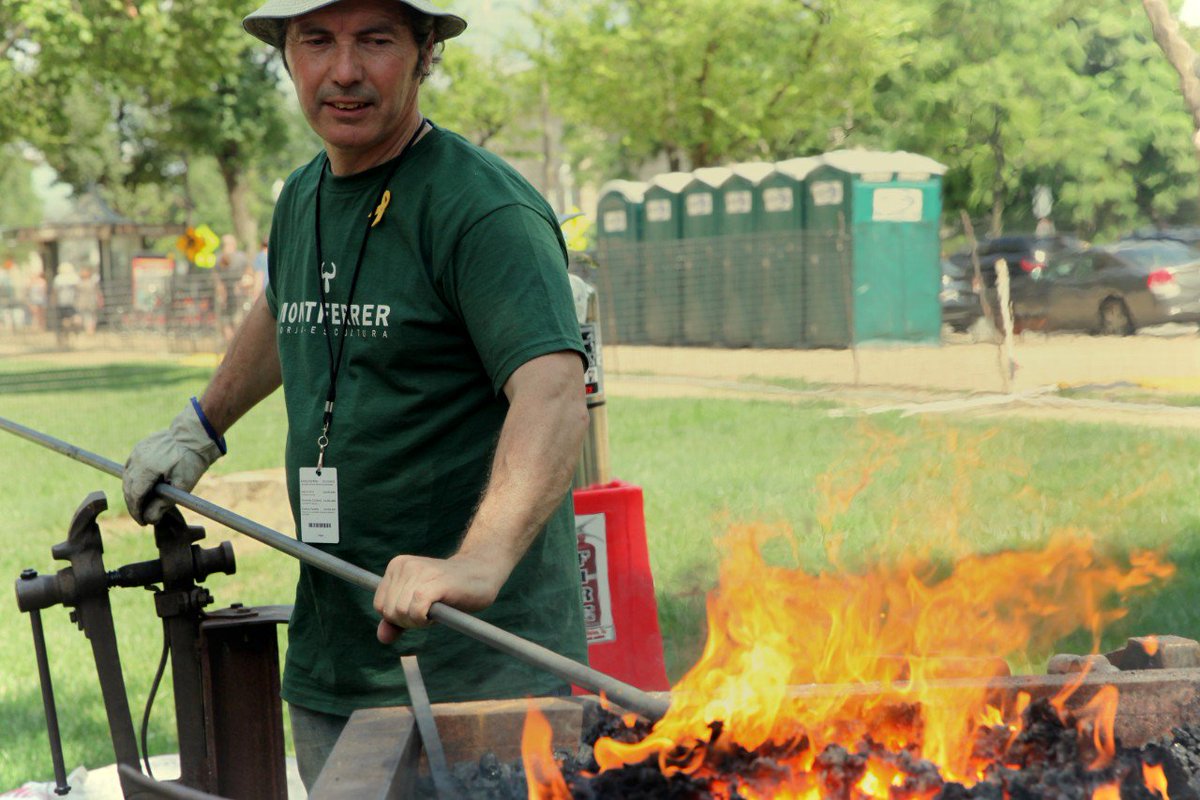 Enric Pla i Montferrer, mestre forjador i escultor va participar l’estiu passat al <a href="/SmithsonianFolk/">SmithsonianFolklife</a>. Ens explicarà la seva experiència en el documental produït pel <a href="/ccamcat/">Comerç, artesania i moda</a> 

#artesaniaCat #SetmanadArtesania2019