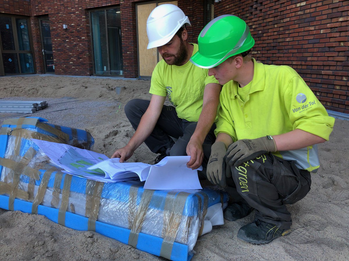 Ronald werkt met zijn team aan de realisatie van een #daktuin voor <a href="/HSBbouw/">HSB</a> .. Stagiaire Jan-Pieter volgt de opleiding Urban Green Development <a href="/wellantcollege/">Wellantcollege</a> en werkt mee én leert van Ronald. Win-Win voor ons, Jan-Pieter én #Purmerend. #ECOstad  #dakgroen #klimaatbestendig