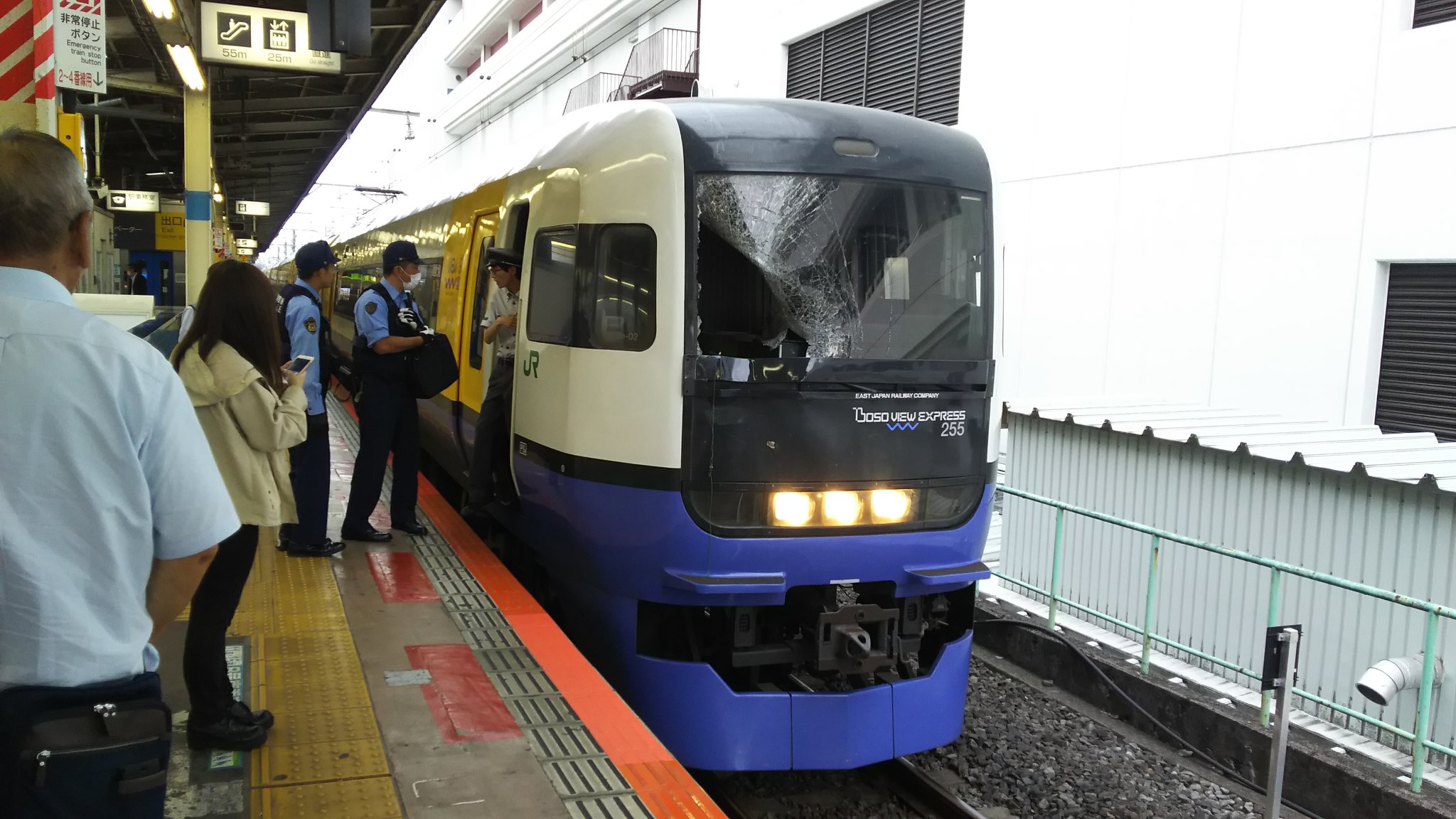 総武線快速の船橋駅の人身事故でフロントガラスが割れている現場の画像