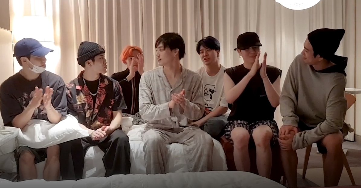 Vliveofficial's tweet image. [V LIVE] 텐션 베리 어메이징 HIGH~ 덩어리들 큐티빠띠에 오늘도 우리 집은 온전치 못 해요...😅⚒️ 갓칠이들 명곡으로 채워지는 플레이리스트로 추억 가득한 2000일‼️🎶 너무너무 축하해요~🥳🎊

▶vlive.tv/video/138807

#갓세븐 #GOT7 #갓세븐_2000일_끝까지잡아 #GOT7_IThinkILoveYou2000 #VLIVE