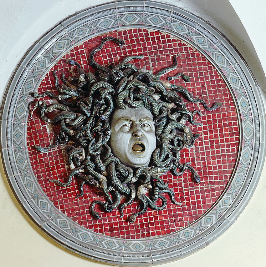 Hai visto la Medusa nel cortile dei musei? Inquietante e affascinante, è opera del ceramista Ferruccio Mengaroni che si è ritratto in questa sua ultima opera che gli fu fatale... #pesaromusei