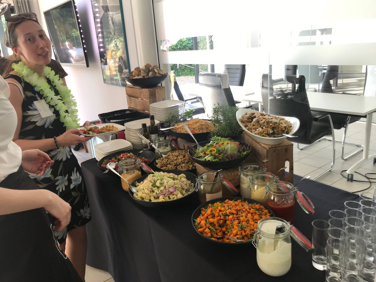 BDLifeSciences's tweet image. Smiling faces &amp;amp; happy tummies! ☀️ We demonstrated our #BBQ skills and took the opportunity to get to know our new director, Benoit Thomas, better in a relaxed setting. 👍 #summerbbq  #lifesciencedata #datascientists #funwithcolleagues #BDLS