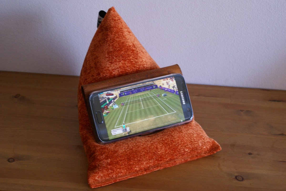 edgebeanbags's tweet photo. The #TechbedMini for #iPhoneXR #iPhoneX #SamsungS10 #GalaxyA30 #GalaxyS10 and a host of other jolly good mobile phones too.
Ideal for facetiming, skyping, playing games, watching TV on your phone and keeping up to to date with your twitter feed. https://t.co/dVjNtpbrGk