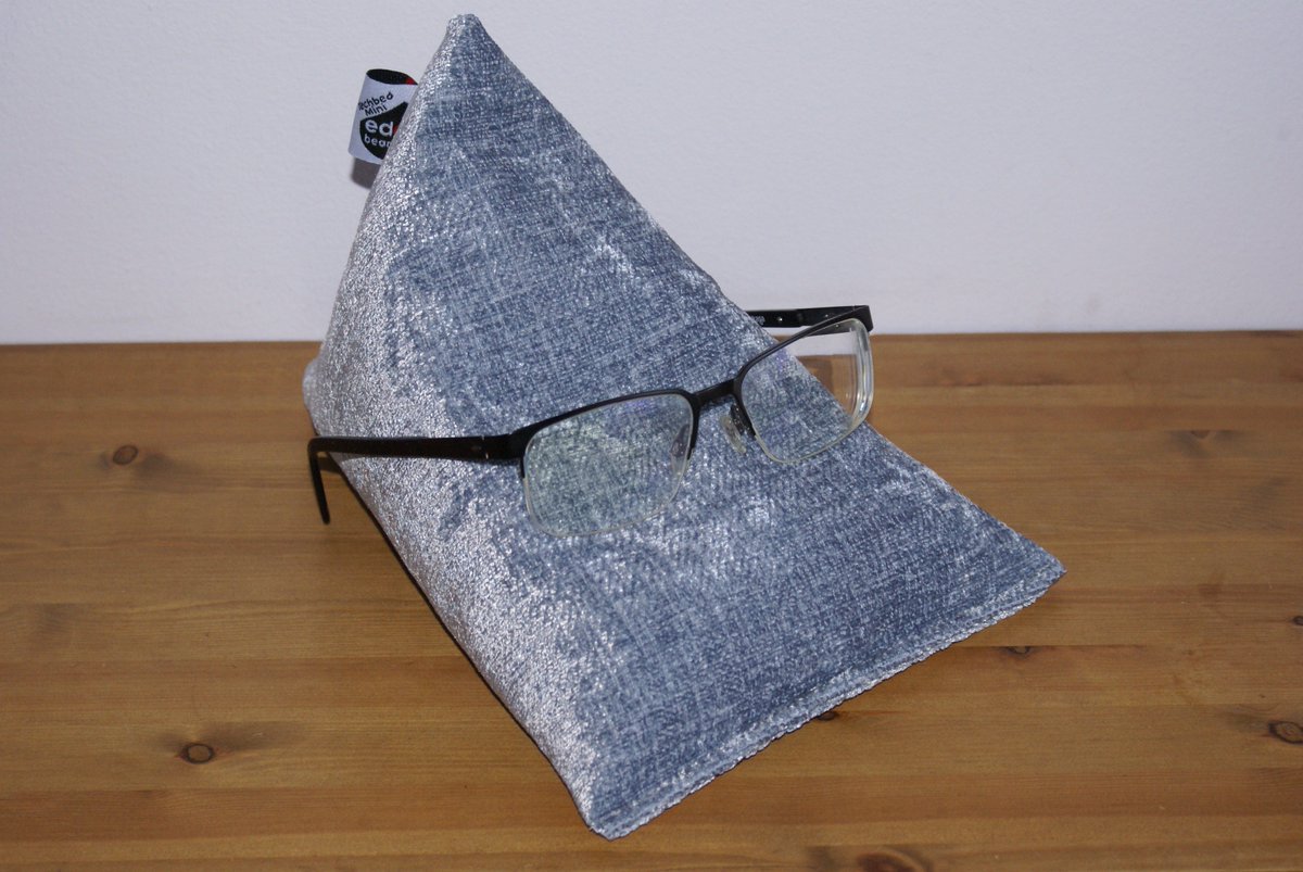 edgebeanbags's tweet photo. The #TechbedMini for #iPhoneXR #iPhoneX #SamsungS10 #GalaxyA30 #GalaxyS10 and a host of other jolly good mobile phones too.
Ideal for facetiming, skyping, playing games, watching TV on your phone and keeping up to to date with your twitter feed. https://t.co/dVjNtpbrGk