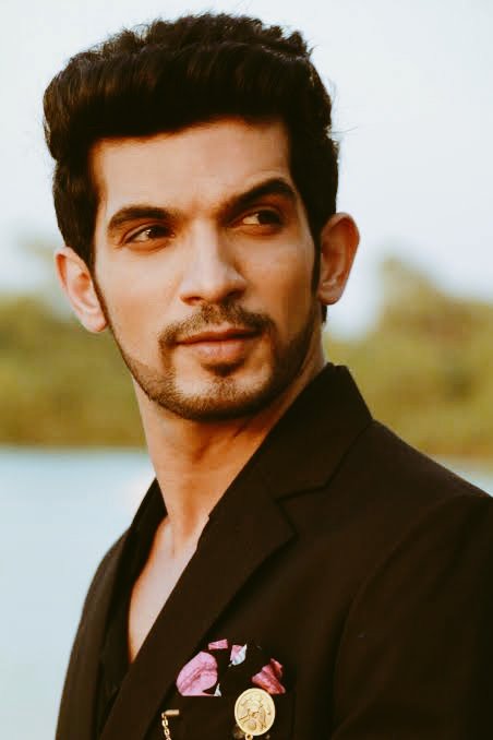 Arjun Bijlani & Krystle D'SouzaHe's there on a business trip, her on a solo vacation after a recent break-up. They end up on the same cruise & a mix up of rooms ends with them having to share one. Light late night conversations turn into soul bearing ones & they fall in love.