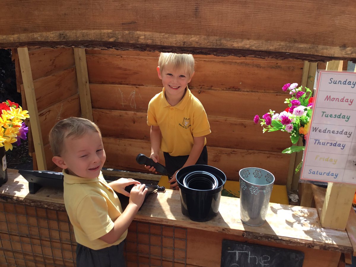 RecRaglanKWalsh's tweet photo. Our garden centre was super busy last week! We used our numeracy skills to buy and sell flowers!🌻🌷🌹 https://t.co/Ji1MRBHHtj