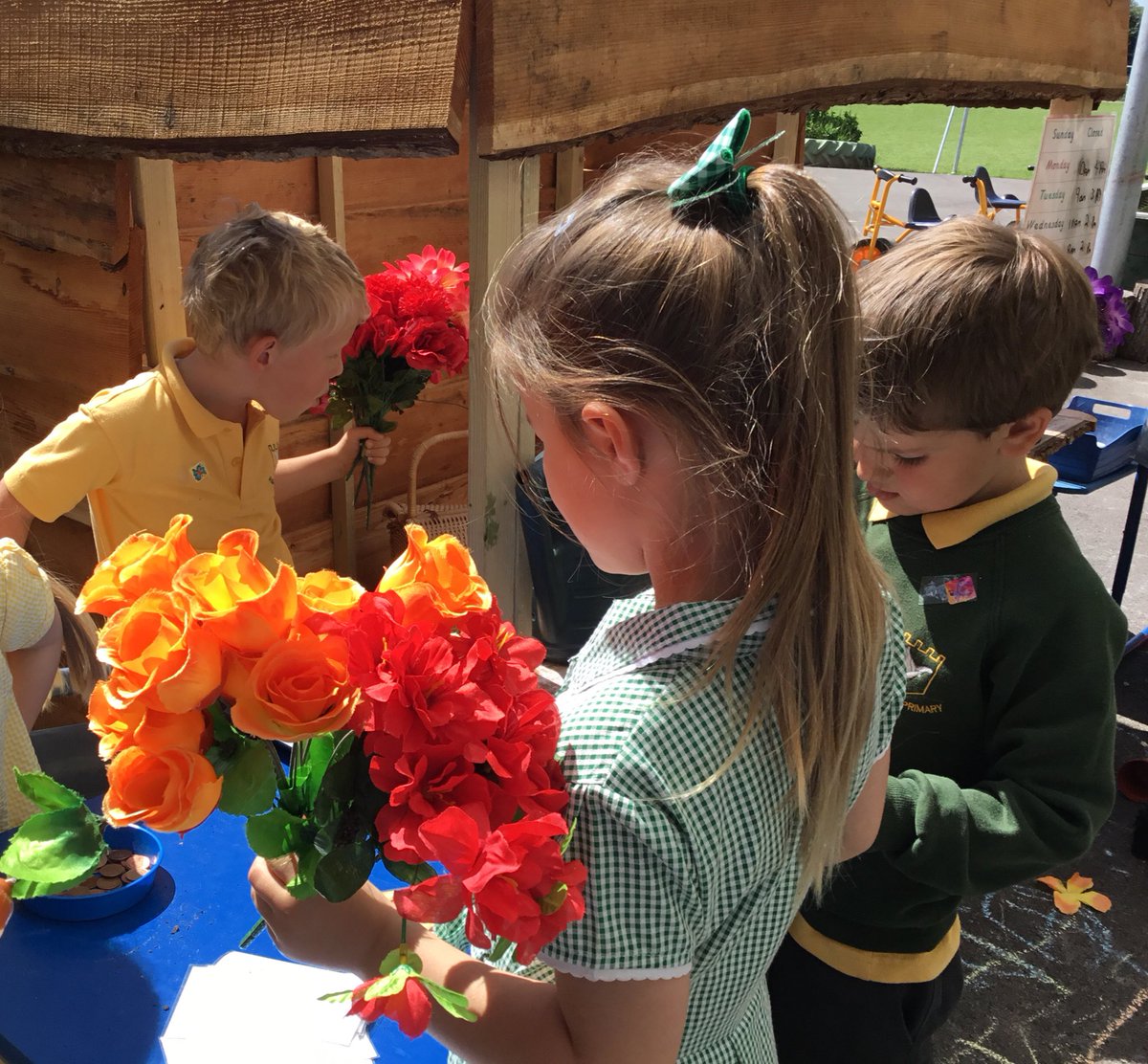RecRaglanKWalsh's tweet photo. Our garden centre was super busy last week! We used our numeracy skills to buy and sell flowers!🌻🌷🌹 https://t.co/Ji1MRBHHtj