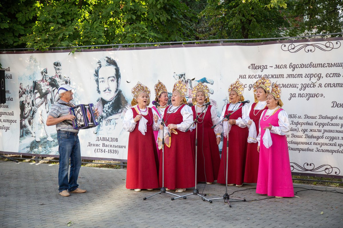 7 июля в 17.00 парк Белинского (подразделение №2) стал участником городского фестиваля «Музыка улицам города» В сквере им. Д. Давыдова выступили ВХК «Очаровашки» - (рук. В.В. Назаров, М.В. Назарова) и ВНС «Русские напевы» (рук. Р.Н. Краснова).