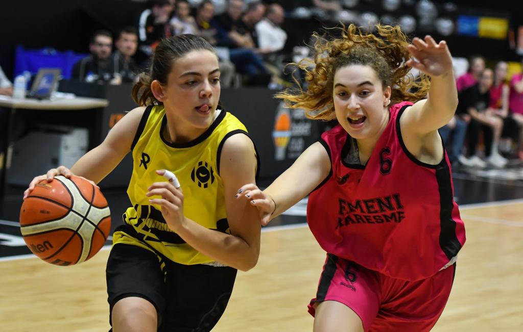 BasketAlmeda's tweet photo. Road to Íscar! Marina Aviñoa del #CF1ALM comença la concentració amb la selecció espanyola #U15F Molta sort en aquesta experiència! @BaloncestoESP #adnAlmeda https://t.co/TNrHGri9j3