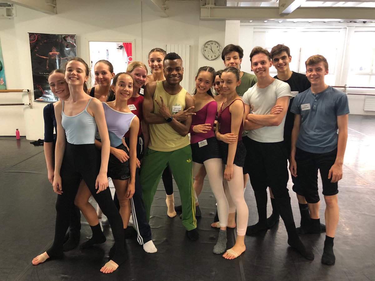 PrixdeLausanne's tweet photo. 📸 Smile! 😉 Group C - #SummerIntensive 2019 - #PrixdeLausanne european preselection for the 48th edition of the competition next February ✌🏻@ajbwell @MyLausanne #youngtalenteddancers #contemporarydance #dance https://t.co/HwgyUaoWnr