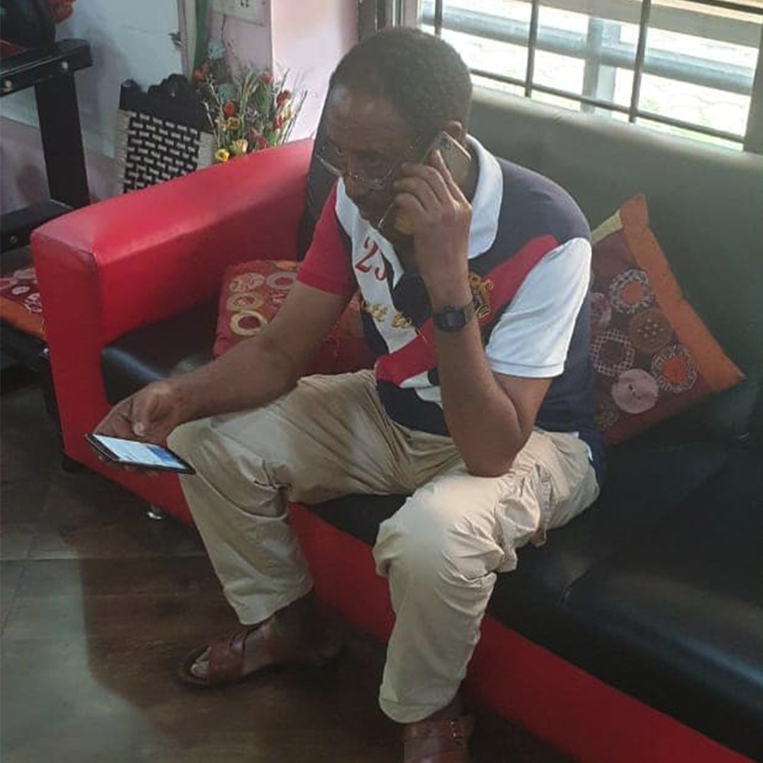 SailorsSociety's tweet photo. Connecting seafarers to their loved ones.

Deendayal chaplain Praison asked Mr Tekle how his family is doing. 

He told Praison he’s not been able to contact them as they don’t have internet access.

Praison gave the seafarer his phone so he could call home. https://t.co/teyRh1OolC