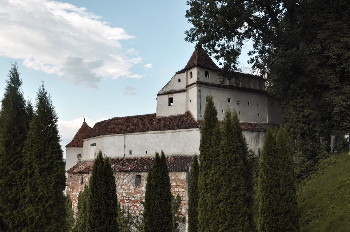 inviaggioconme's tweet photo. La bellissima Braşov 😍 Ieri @exp_romania ci ha portato alla scoperta della piccola cittadina Rumena che ogni anno vanta la visita di 2 milioni di turisti!!! Poco distante si trova il castello del conte Dracula che andremo a visitare il 16 luglio 😍 

#ExperienceRomania #Romania https://t.co/LsKcIRjUs8