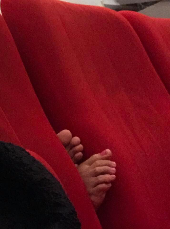 MKlaus73's tweet photo. Aller au #cinéma et avoir comme voisin une paire de #pieds ,mon dieu !!!!! Pffff pourquoi les gens, pour quoi? 

Ir al #cine y tener como #vecinos un par de #pies .  #mettezvoschaussures #noseapuerco #tengaeducacion @festivalcontis @LeParisien_75 @20Minutes @ElFinanciero_Mx https://t.co/LKMLhDRkjb