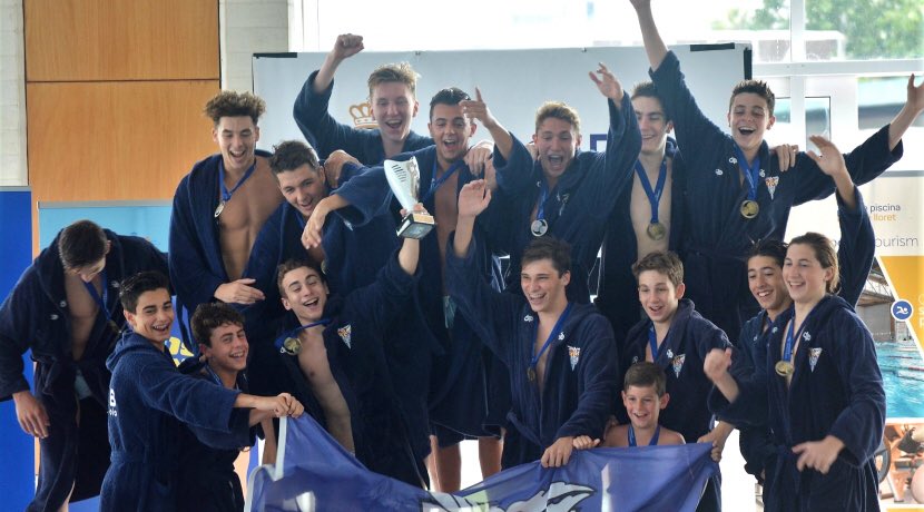 waterpolistacom's tweet photo. 💬 CRÓNICA
➡️’@CNBarcelona, campeón de España cadete 2019 tras ganar en Lloret de Mar a @CNAB_oficial' #WPBase https://t.co/58RdftxF03 https://t.co/OxWkhO0zWQ