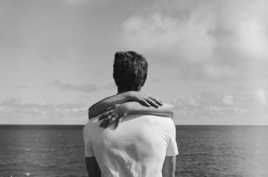understatedcom's tweet photo. the beach, a basic white t and some arms around you neck are the accessories of this summer. https://t.co/HSd41OwDJT