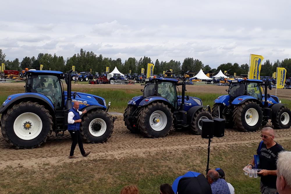 deloonwerker's tweet image. Eerste #T5 #Autocommand #tractor schittert op 
#LegendaryDays van #NewHolland - deloonwerker.nl/nieuwsartikel/…