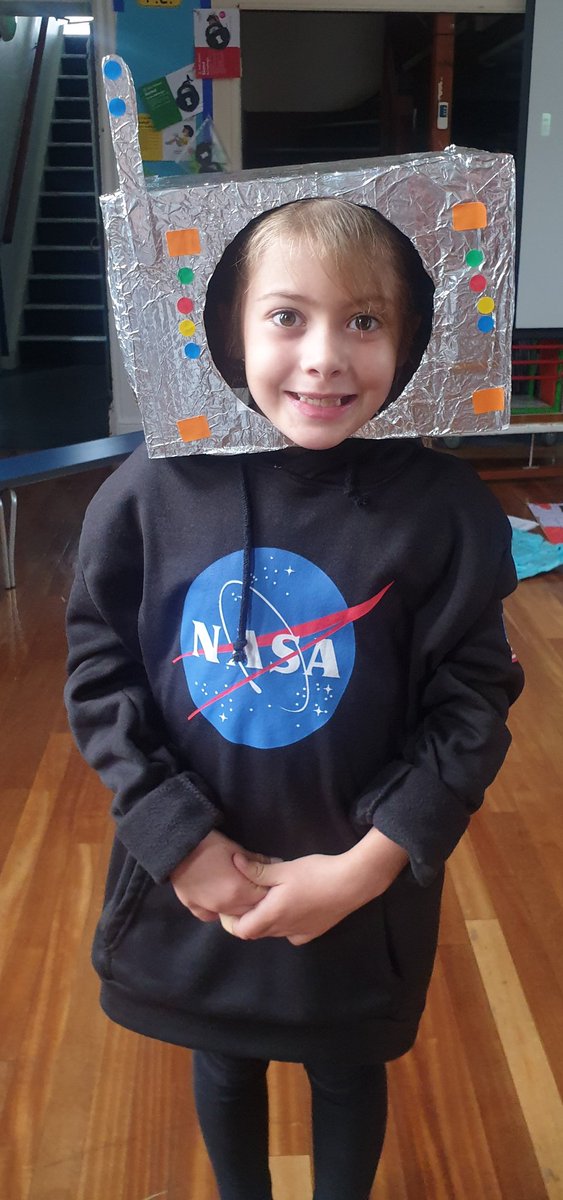 lizzieee_15's tweet photo. Amelia played Buzz Aldrin in her class assembly about great explorers :) #growingup #Nasa #ashtronaut https://t.co/BudmnPBkVz
