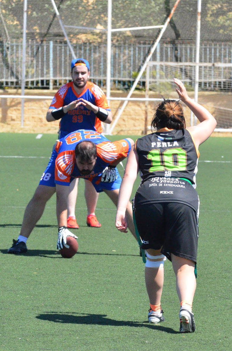 Vva_BlackStorks's tweet photo. 2⃣El siguiente partido sería el más complicado, ante @oviedophoenix. Rápidamente se pusieron 13-0, pero en la 2ª mitad redujimos la ventaja con TD de #Alberto87. Aún así, una nueva anotación de l@s asturian@s nos dejaba ya muy difícil la remontada, y terminaron venciendo por 19-6 https://t.co/glMNSA8NEm