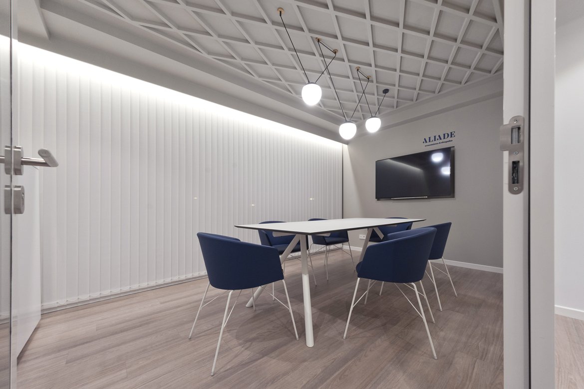 Azul y blanco son las señas de identidad de las oficinas de Aliade y de las sillas Moon light que hemos aportado al proyecto. De la mano del estudio de diseño Vitale, hemos equipado estas oficinas. loom.ly/FCjXKCE