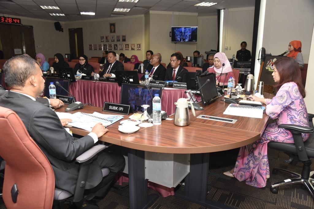 JPenerangan's tweet photo. Ketua Setiausaha Komunikasi dan Multimedia Malaysia, Datuk Suriani Datuk Ahmad telah mengadakan lawatan kerja ke Jabatan Penerangan Malaysia. 
#JabatanPenerangan #SayangiMalaysiaku #MalaysiaBersih #KitaMalaysia #MalaysiaBaharu #Malaysia https://t.co/RVrpanNXF8