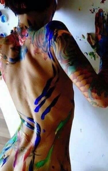 Giochiamo a dipingerci. 
A colorare il "Cuore"
Magari coi sorrisi, magari con le carezze.Non importa come. 
Che pure i colori freddi e sbiaditi, con un po’ d’Amore, si scaldano e splendono di più...🎨🌈

(J.Makheal)

Buongiorno amici tweeterini 💋
♥️Buon Martedì♥️