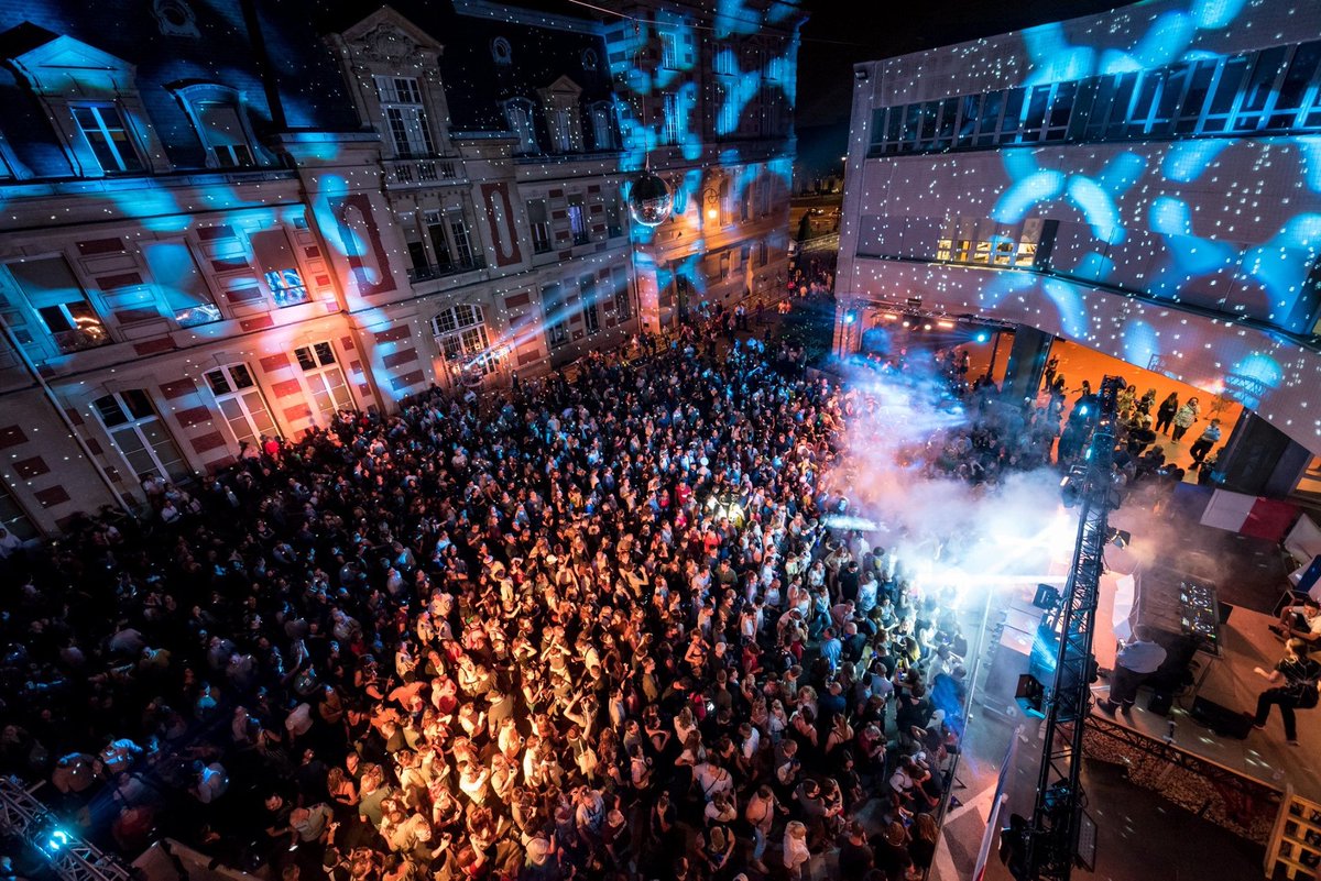 Ce samedi, les @pompiers78000 et la Ville de <a href="/Versailles/">Versailles</a> organisent un grand bal pour célébrer notre Fête nationale. Un événement en accès payant afin de soutenir l'Œuvre des Pupilles Orphelins de Sapeurs-Pompiers (ODP). Venez nombreux ! 
bit.ly/Bal_Pompiers_V…