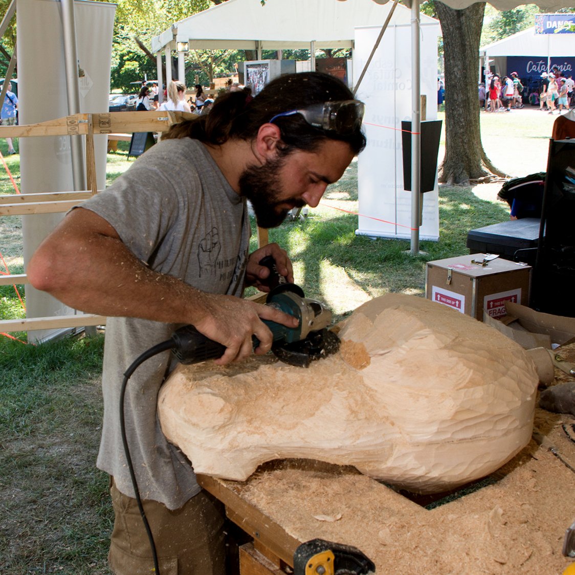 Miquel Grima, escultor d'imatgeria festiva va participar l’estiu passat al <a href="/SmithsonianFolk/">SmithsonianFolklife</a>.

Ens explicarà la seva experiència en el documental que es rodarà aquest dissabte a #Alpens i que podrem veure aquesta tardor. 

#artesaniaCat #SetmanadArtesania2019