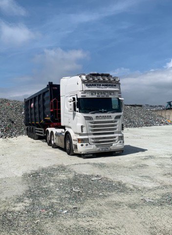 KelsaTrucks's tweet photo. Thank you to Gareth Andrew for sharing this image of his Scania R620 tipping glass in the sun at Falmouth-Cornwall
Complete with #Kelsa #HiBar #BeaconBar #VisorBar #LoBar https://t.co/q0XlsAjRWZ