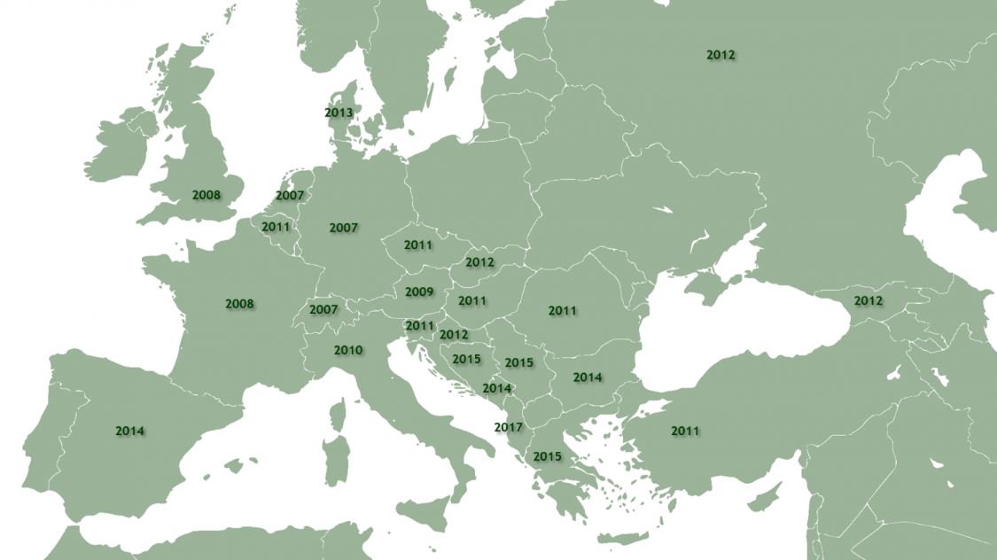 L'#erugaboix🐛🌿 es va detectar per primer cop a Alemanya 🇩🇪. Des d'aleshores s'ha estès amb rapidesa per la majoria de països d'Europa...Al 2014 es va trobar per primera vegada a Besalú (Garrotxa). 

El mapa mostra en quin any es va detectar a cadascun dels països afectats🌎