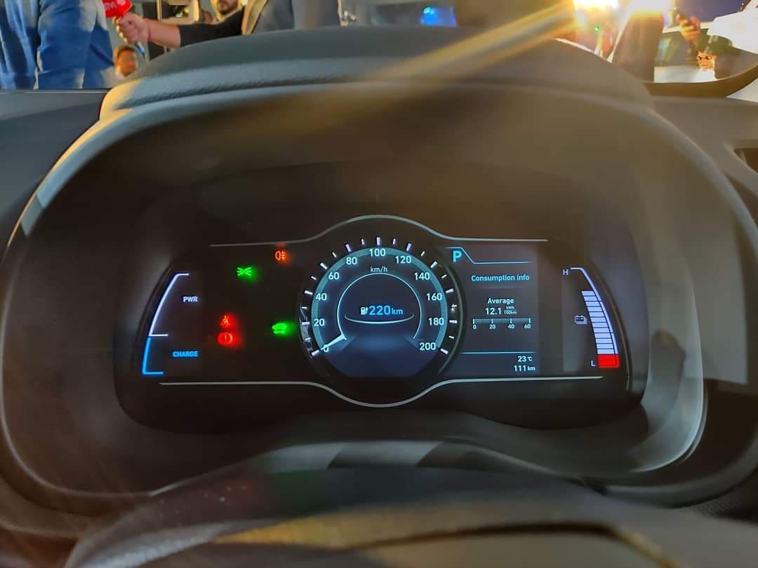 DBATG1's tweet photo. Hyundai has announced the Kona, an electric SUV that can run 452km in a single charge. It comes with 2 chargers, one fixed for the house and one portable, priced at Rs 25,30,000. 
@HyundaiIndia

#Hyundai #HyundaiIndia #HyundaiKona #KonaElectric #ElectricSUV #DBATG https://t.co/4nvzuhZsdt