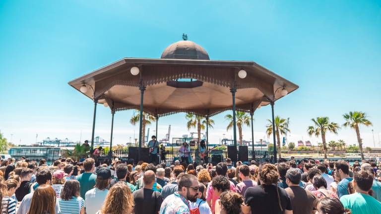culturplaza's tweet photo. McEnroe, Gener o Texxcoco ponen banda sonora a la Pérgola de La Marina https://t.co/FmfxxjPGKg https://t.co/zjQVqPdV0H