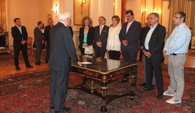 g_tzakis's tweet photo. Και μόνο ότι επανήλθε η Ευπρέπεια, η Σοβαρότητα, η Σεμνότητα και το ΚΑΘΩΣ ΠΡΕΠΕΙ, απαλλαγμένοι πλέον από την ταγαρίλα, την αρτζουμπαλιά και τους ασουλούπωτους που πόνεσαν τα μάτια μας και θέλησαν να μας κάνουν σαν τα μούτρα τους, ΑΜΕΣΩΣ καλύτερα. 
#κυβερνηση 
#Εκλογες_2019 https://t.co/CP1ir2IPau