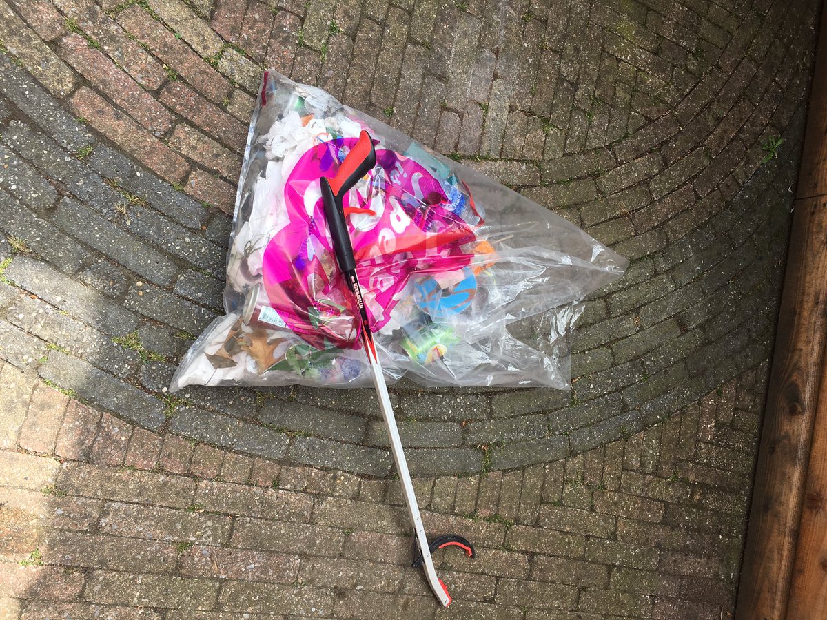 DaanEggink's tweet photo. Klein rondje afval rapen in de buurt. Kom op mensen, wakker worden! @gem_apeldoorn #heelapeldoornrein #Hoenderparkweg https://t.co/9V0n5mbeHz