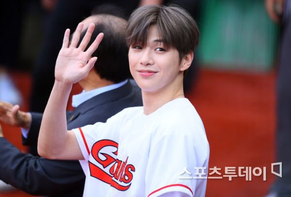 With Kang Daniel Thailand tweet media