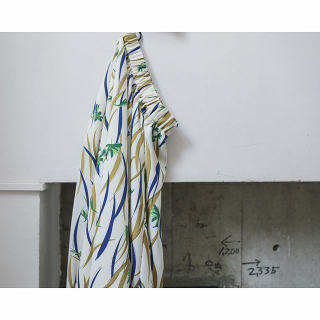 FILDEFER_FDF's tweet image. 贅沢な分量で
裾が揺れるロングスカート。
.
夏にはシンプルで映える
柄をひとつ。
.
SKIRT_
23,000yen
IVORY,BLACK
NO.10-1-05-201-9-2
.
#fildefer #fashiongram #longskirt #print #フィルデフェール #ロングスカート #柄スカート ift.tt/2XQCCep