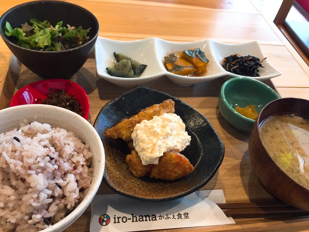 thinkayo1's tweet photo. iro-hanaかふぇ食堂@三ノ宮
とても美味しいお店に出会った(^ ^)
健康に良いバランス定食が召し上がれます
写真はチキン南蛮定食¥900
色々食べれて嬉しい（豆乳もついてた）
+¥150でコーヒーつけれるんだけど、これがまた喫茶店顔負けレベルでクオリティ高い！
店内ではスポーツ用品も売っている模様 https://t.co/DfkMR8xh3f