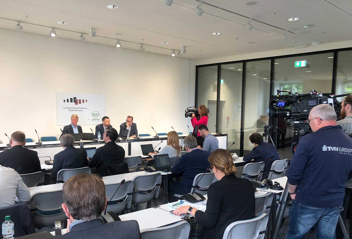 TenneT_Germany's tweet photo. Im Namen des #NorthSeaWindPowerHub Konsortiums präsentierte @TMeyerjurgens soeben die Entwicklung des Verteilkreuz-Konzepts & Ergebnisse, um Ausbau der #Offshore #Windenergie zu erleichtern & rechtzeitig die #Klimaziele zu erreichen. #Energiewende #NSWPH
https://t.co/qIpNI44ZPF https://t.co/5VGU83KzBN