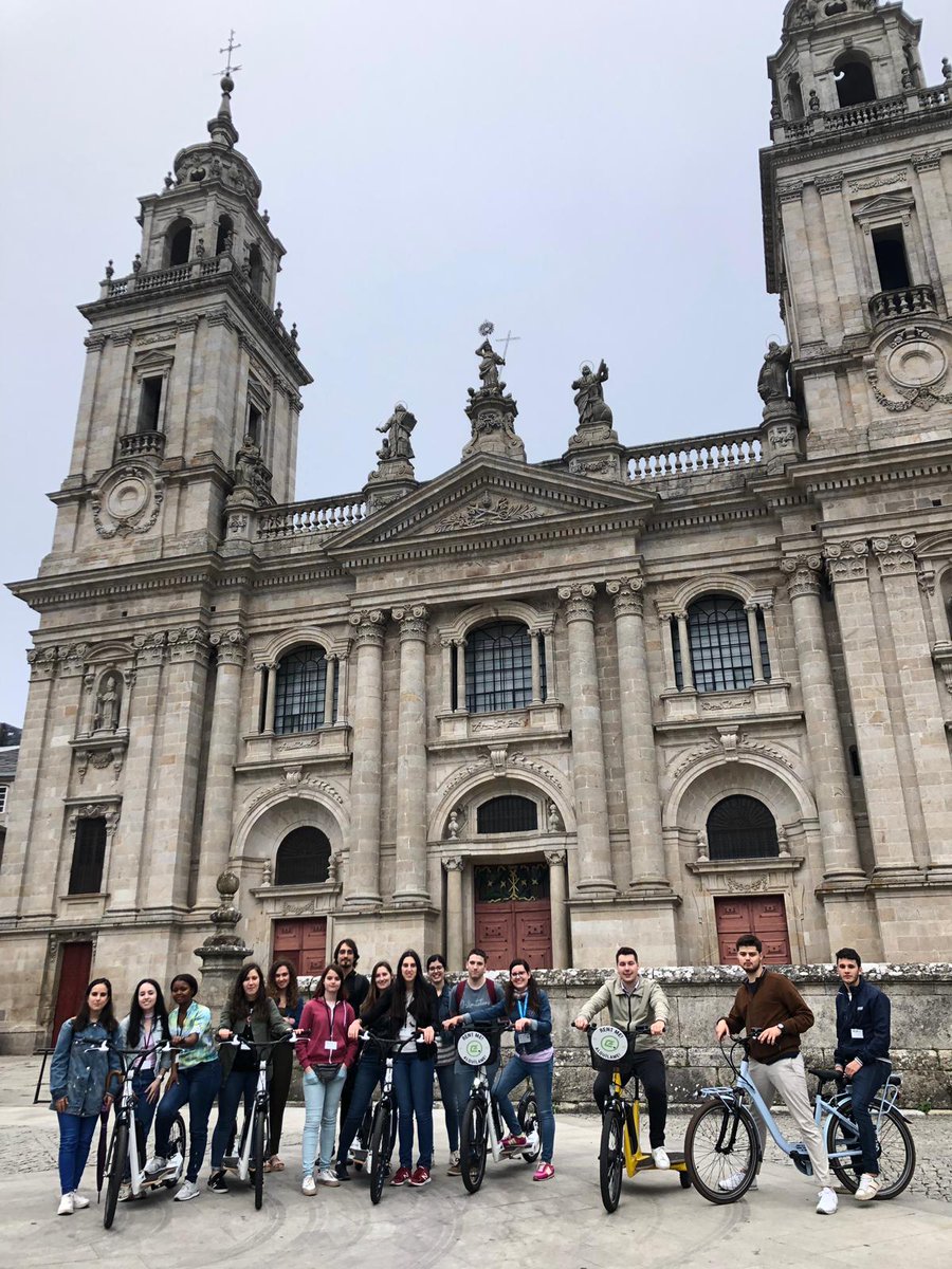 BioReDesUSC's tweet photo. #BioReSuS19👌A mañá deste martes comezou co taller 'O debate  científico' de Alba Lorenzo do Clube de Debate Compostela, e o luns gozamos dun paseo en patinete eléctrico por Lugo. Grazas a @CaminosConArte e a Elucusbikes por axudarnos a ollar para o patrimonio con outros ollos👏 https://t.co/FjBCwWuzyY