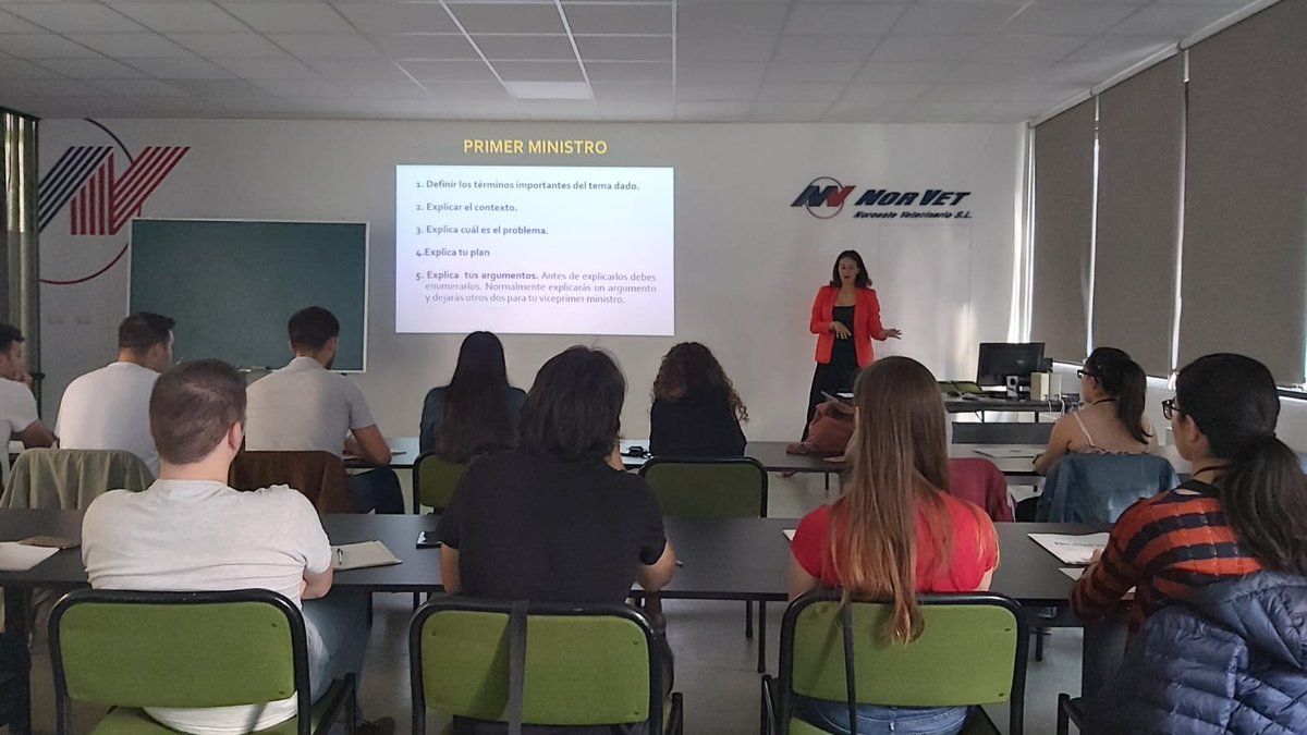 BioReDesUSC's tweet photo. #BioReSuS19👌A mañá deste martes comezou co taller 'O debate  científico' de Alba Lorenzo do Clube de Debate Compostela, e o luns gozamos dun paseo en patinete eléctrico por Lugo. Grazas a @CaminosConArte e a Elucusbikes por axudarnos a ollar para o patrimonio con outros ollos👏 https://t.co/FjBCwWuzyY