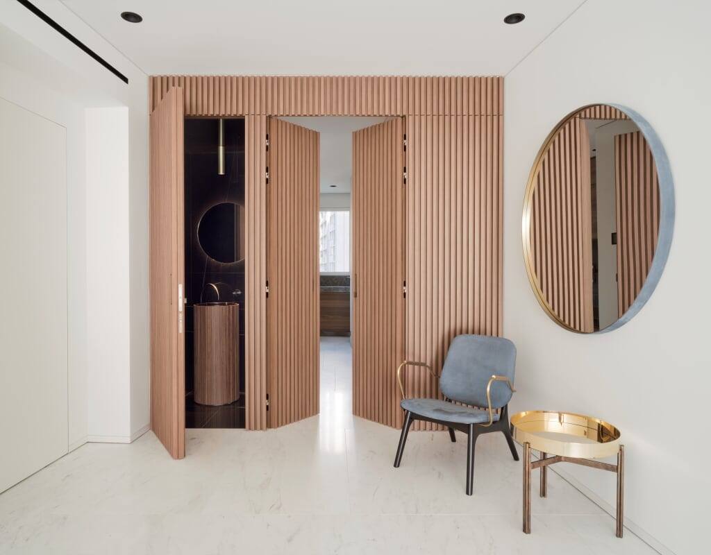 zelaridenuzzi's tweet photo. El exclusivo #diseño #MadeInItaly de #RES reinventa el concepto de #boiserie contemporánea con elegancia intemporal y uso moderno. La imponente solución #DOGA cobra vida en atractivos juegos de luz y relieve con puertas batientes o correderas. #Zelari ➡️https://t.co/XgCwkY25RB https://t.co/jul5Z3LZe5