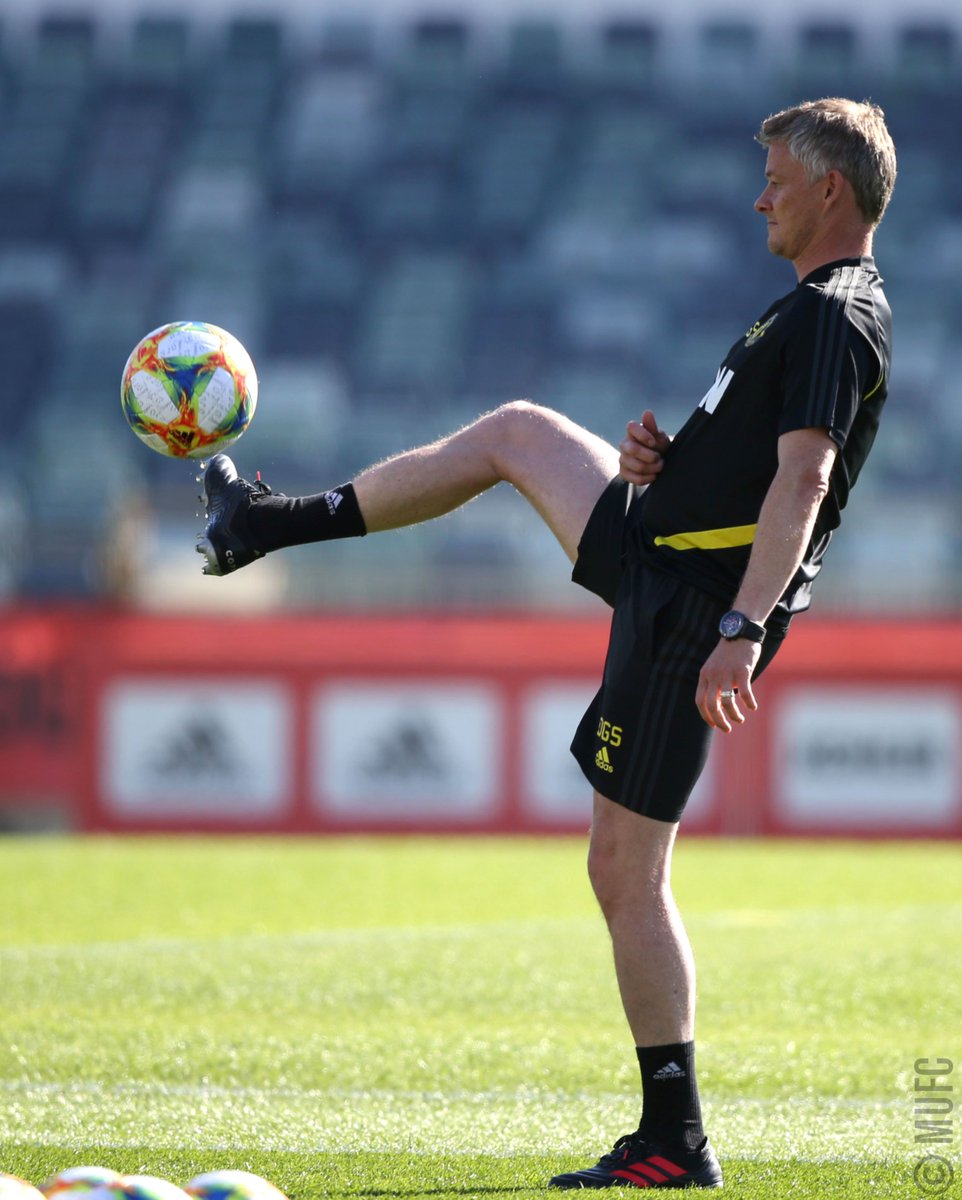 ManUtd's tweet photo. Ole couldn't resist getting stuck in at training today! 🤹‍♂️
#MUFC #MUTOUR https://t.co/ZRs003rltG