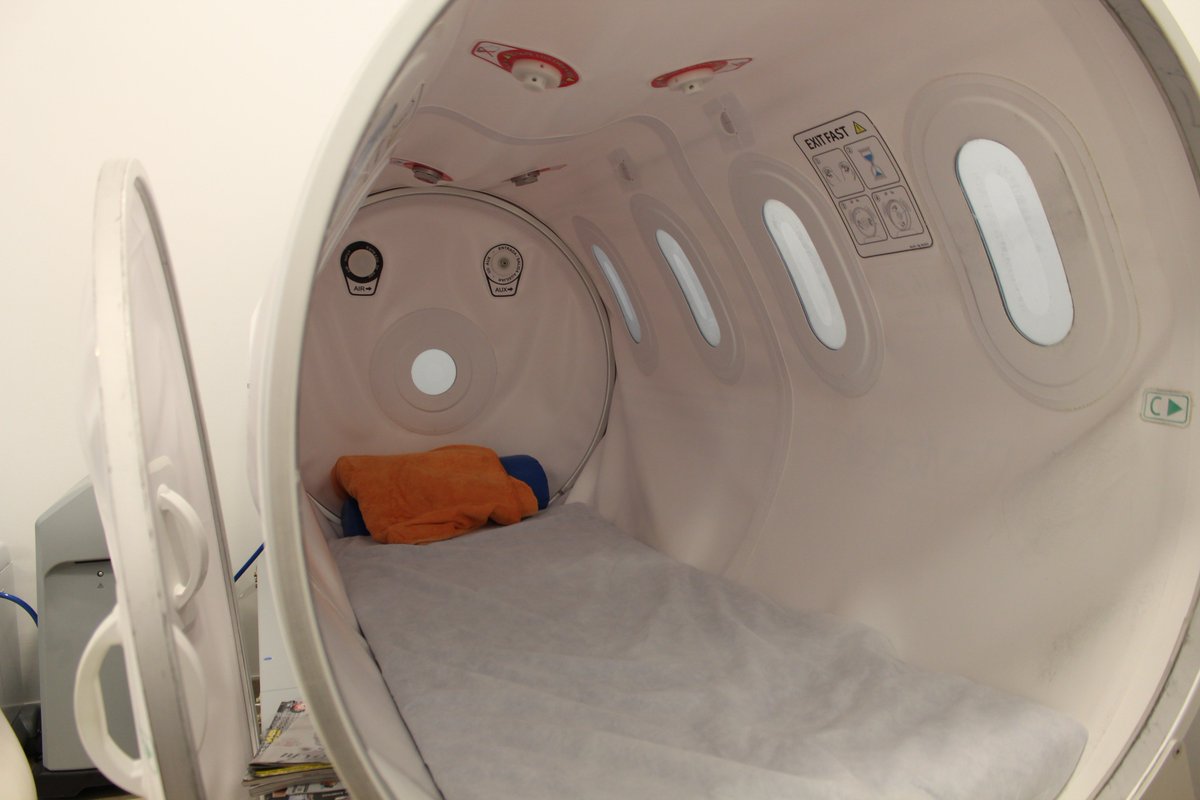 CatalanTrauma's tweet photo. La terapia de #oxígenohiperbárico consiste en #respirar oxígeno en una cámara a presión en la que la presión atmosférica se eleva hasta 3 veces más que la normal. Así,los #pulmones pueden respirar hasta 3 veces más oxígeno de lo que sería posible respirar bajo la presión normal https://t.co/hghR6WWj3x