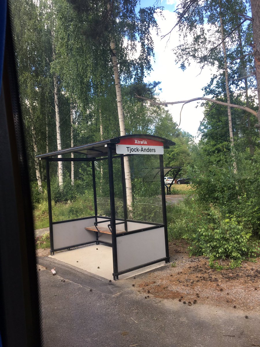 matildalinneaj's tweet photo. jag vill att minst en tweet, innehållandes en bild på denna busshållplats, ska bli viral. https://t.co/01zgzJDU8P