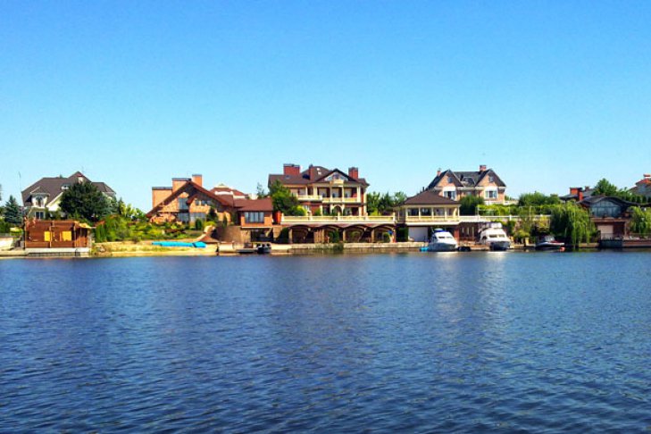 na_gashku's tweet image. Відтак Конча-Заспа стала місцем для обраних. Навіть мешканці котеджних містечок не можуть дістатися до води. Лише ті, кому належать #прибережніділянки з будинками за кілька мільйонів не гривень, яхтами тощо. #Простимлюдям так не жити, а якщо жити, то недовго, як у народі кажуть.