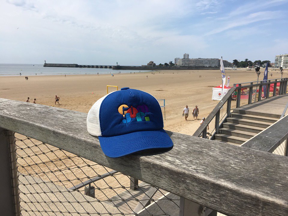 ComJR44's tweet image. La casquette COMJR était aux Sables d'Olonne 🏖 ! 

Cela nous a donné envie d'organiser un petit #concours 😁 : 
1-prenez une photo de votre #casquette COMJR, 
2-envoyez la en MP,
3-la plus originale sera récompensée 🎁 ! 

Vous n'avez pas encore la casquette ? Soyez créatif 😉