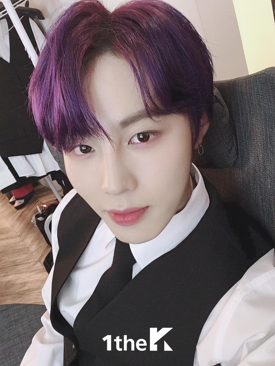 셍운이가 트위터에 올렸던 바로 그날 맞아요,,, 블루도 찰떡인데 보라색도 이렇게 소화해낸다😇 금욜까지 기다리기 힘든 하늘들을 위한 수트셀카도 투척^^!
#수트댄스 #SuitDance #하성운 #HASUNGWOON #BLUE #금요일7PM <a href="/HSW_officialtwt/">하성운 (HASUNGWOON) OFFICIAL</a>