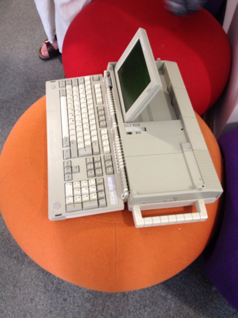CaradocPeters's tweet photo. #retrocomputer #amstradppc512 portable computer #swfed2019 last week https://t.co/A2er0XAD9C