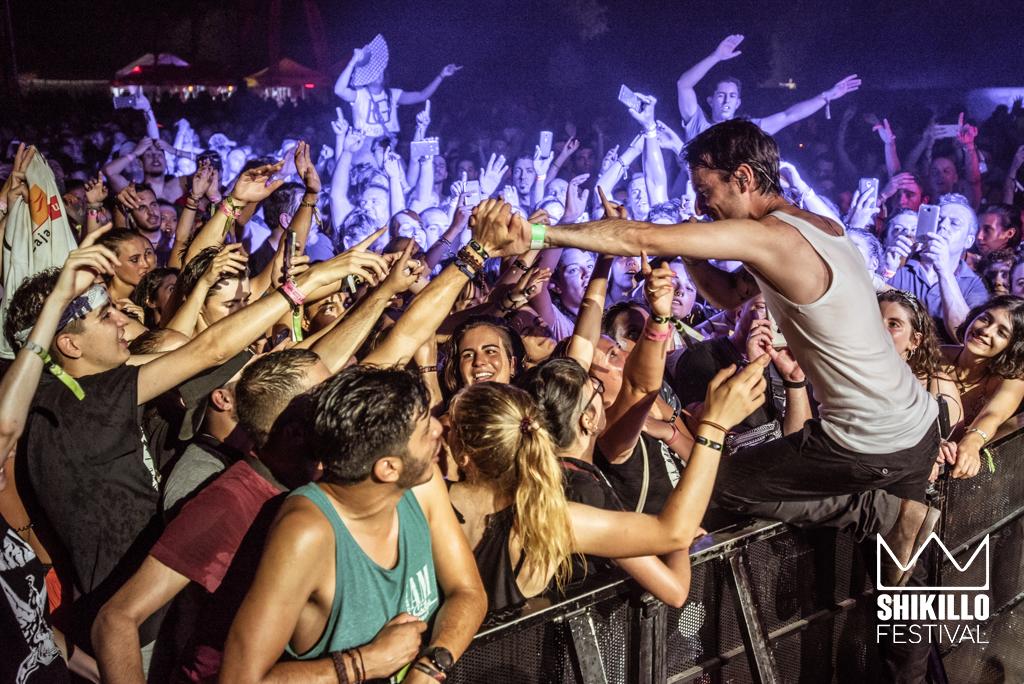 Shikillofest's tweet photo. Tus bandas y artistas favoritos, bien cerca 🙌 La experiencia SHIKILLO FESTIVAL es tan única como este momento 🤩 ¿Vienes a vivirla? 
Abonos 👉 https://t.co/cewd1HUVwF https://t.co/C5Jex2N6N2